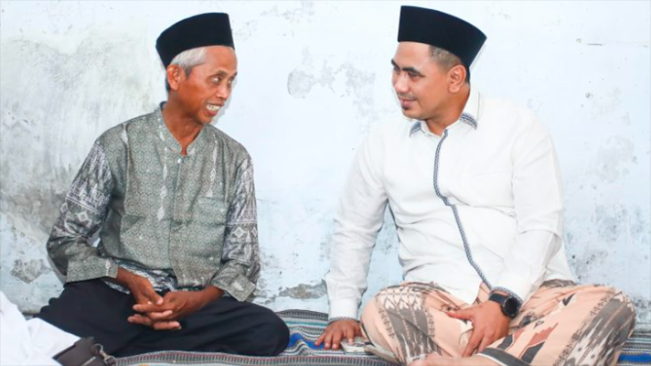 Guru Ahmad Zuhdi berbincang dengan Wagub Jateng Taj Yasin yang mengunjunginya di kediaman/Foto: Humas Jateng